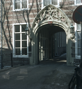 119248 Gezicht op de toegangspoort van Paushuize (Kromme Nieuwegracht 49) te Utrecht.